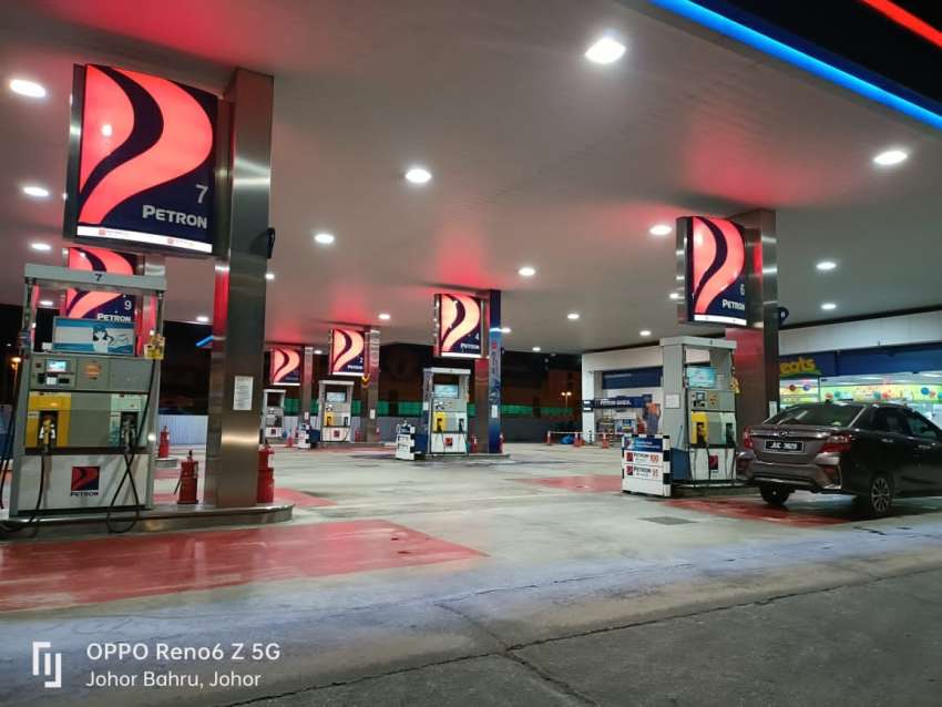 KPDNHEP pantau stesen minyak sekitar Johor Bahru, elak kenderaan Singapura isi petrol RON95 bersubsidi 1439961