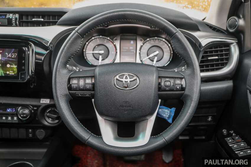 VIDEO: Toyota Hilux 2.4V vs Mitsubishi Triton 2.4 A/T Premium – trak pikap mana lebih berbaloi di Malaysia? 1448577