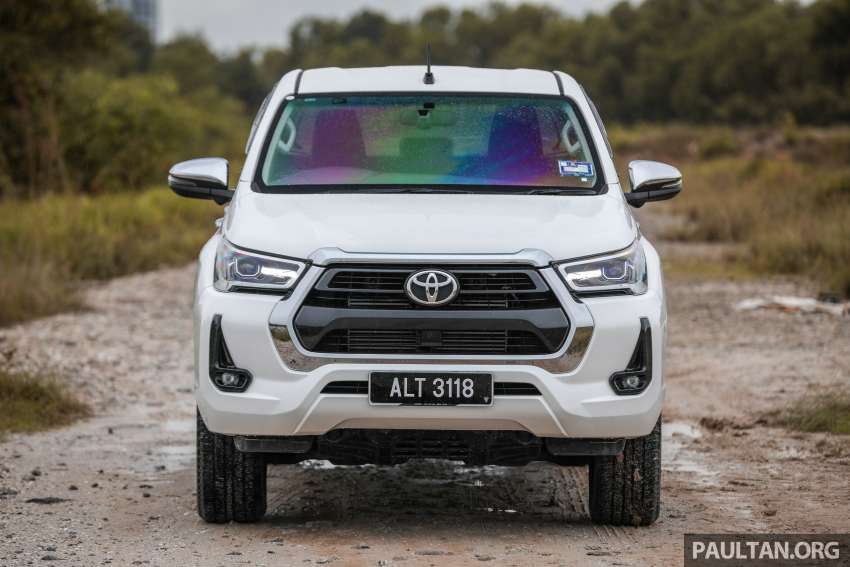 VIDEO: Toyota Hilux 2.4V vs Mitsubishi Triton 2.4 A/T Premium – trak pikap mana lebih berbaloi di Malaysia? 1448567