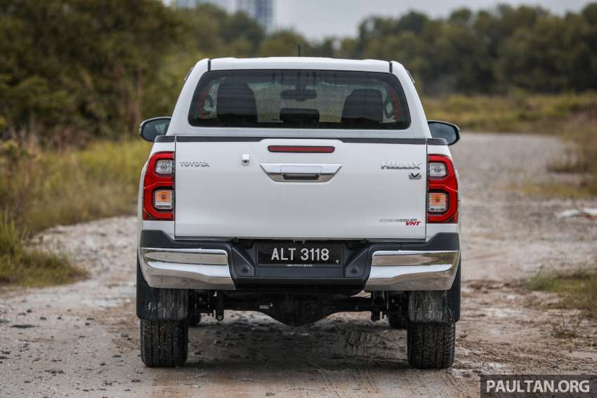 VIDEO: Toyota Hilux 2.4V vs Mitsubishi Triton 2.4 A/T Premium – trak pikap mana lebih berbaloi di Malaysia? 1448566