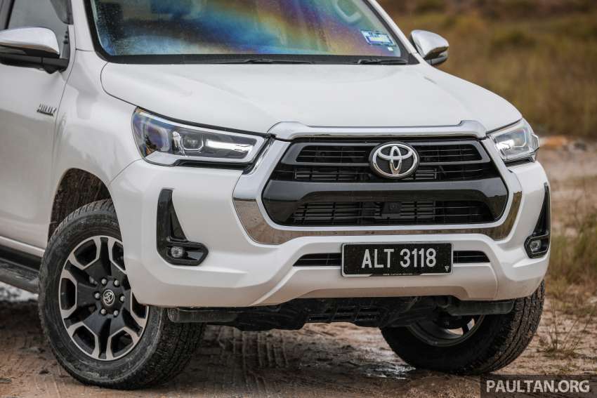 VIDEO: Toyota Hilux 2.4V vs Mitsubishi Triton 2.4 A/T Premium – trak pikap mana lebih berbaloi di Malaysia? 1448564