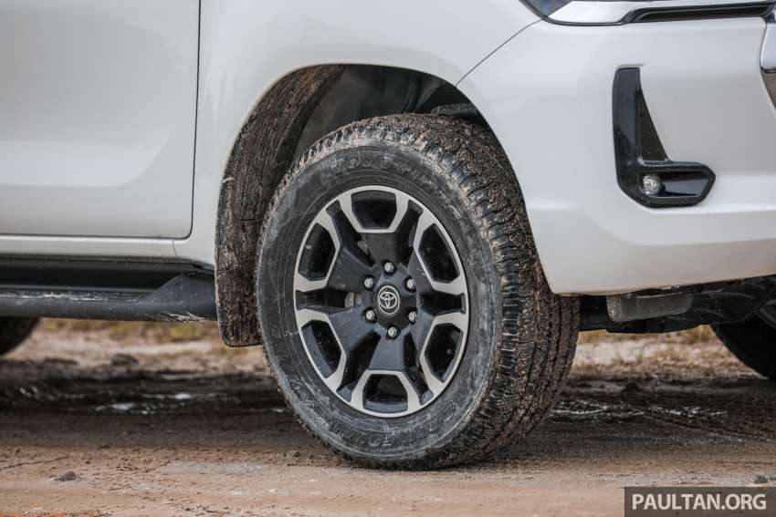VIDEO: Toyota Hilux 2.4V vs Mitsubishi Triton 2.4 A/T Premium – trak pikap mana lebih berbaloi di Malaysia? 1448563