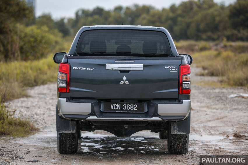 VIDEO: Toyota Hilux 2.4V vs Mitsubishi Triton 2.4 A/T Premium – trak pikap mana lebih berbaloi di Malaysia? 1448544
