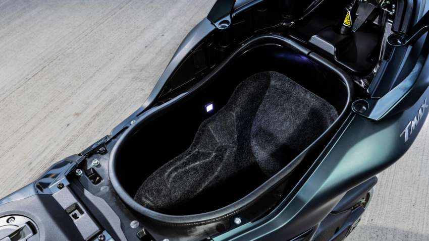 Yamaha TMax Tech Max 2022 terima peningkatan – panel badan serba baru, kelengkapan lebih canggih 1445926