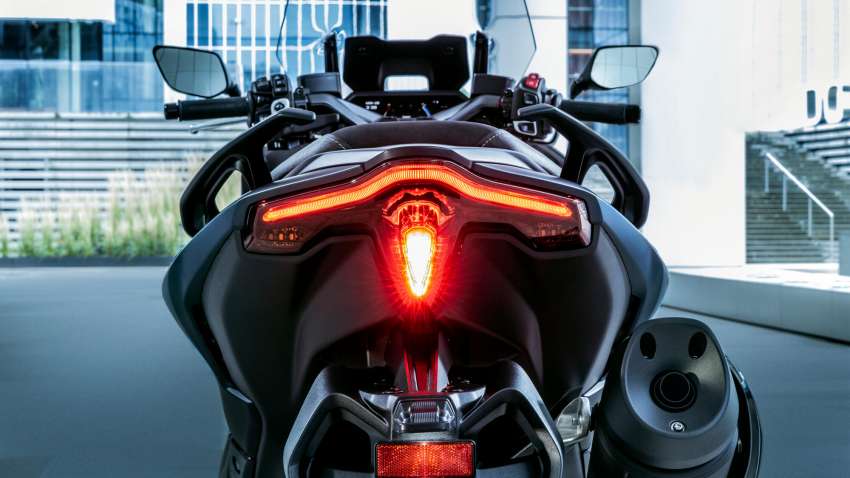 Yamaha TMax Tech Max 2022 terima peningkatan – panel badan serba baru, kelengkapan lebih canggih 1445921