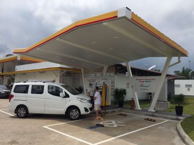 Singaporean EV spotted stealing electricity at Shell Recharge 180 kW DC electric car charger in Tangkak