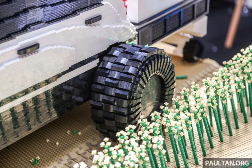 Perodua MyBi – life-size replica of a Myvi Extreme 1.5; 1.27 million Lego bricks; around two months to build 1461119