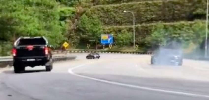 Car goes drifting down Genting Highlands road, pick-up truck pulls over to hard shoulder to stay clear 1461703