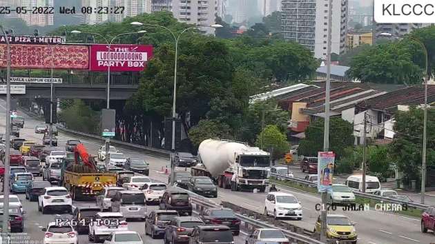 Stalled cement lorry adds to morning KL rush-hour woes – it shouldn’t have been on the road at the time