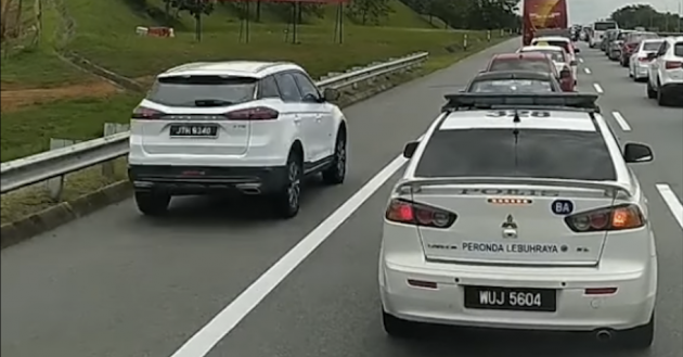 Instant karma for emergency lane abuser on Malaysian highway – don’t cut the queue, you’re not special