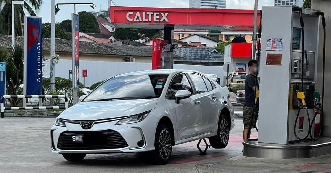 Singaporean cars overfilling fuel (1)
