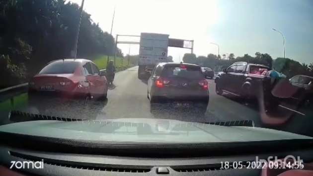 Motorcyclist blocks a Proton Saga driving on NKVE emergency lane – driver was just using the Smartlane