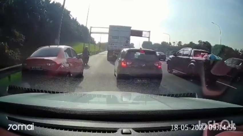 Motorcyclist blocks a Proton Saga driving on NKVE emergency lane – driver was just using the Smartlane Image #1458281