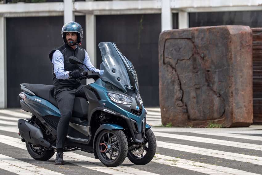 2022 Piaggio MP3 530 HPE three-wheeler, complete makeover and tech update, rear view cam and radar 1477300
