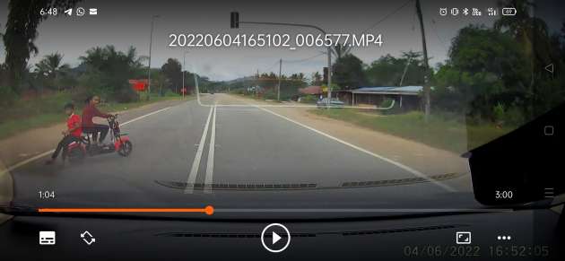 VIDEO: Kanak-kanak hampir dilanggar ketika main skuter elektrik, lintas jalan tanpa hirau kereta