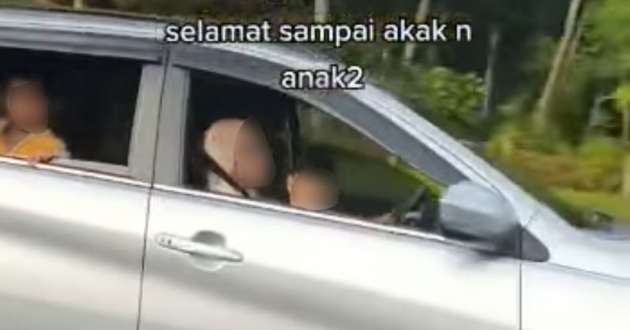 VIDEO: Wanita memandu sambil pangku bayi, biarkan seorang lagi anaknya keluarkan badan dari tingkap