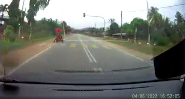 Children on e-scooter cross road without looking, narrowly miss collision with approaching vehicle