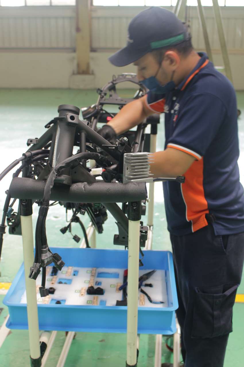 GALERI: Kilang Modenas ikut SOP Jepun pasang Kawasaki, dapat mesin ujian khas pertama di ASEAN 1470497