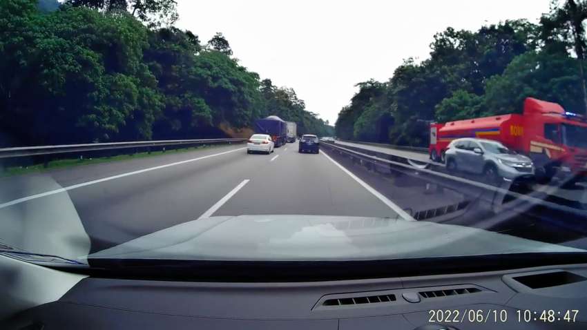 Slow car cuts into right lane on highway, causes accident – check mirrors, keep your distance, people 1474172