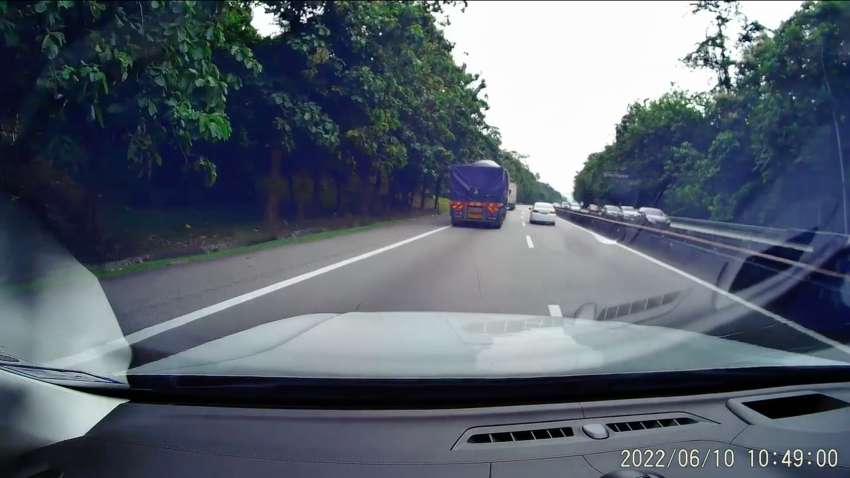 Slow car cuts into right lane on highway, causes accident – check mirrors, keep your distance, people 1474175