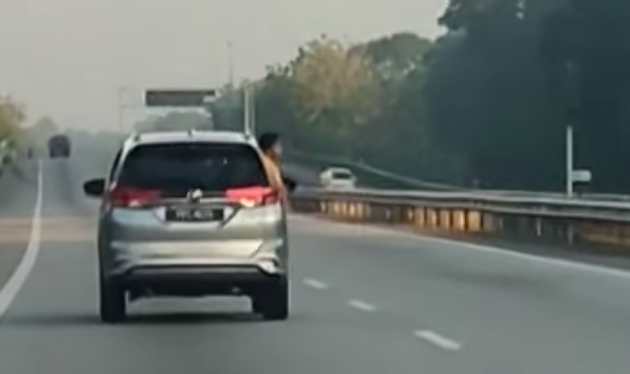 VIDEO: Wanita memandu sambil pangku bayi, biarkan seorang lagi anaknya keluarkan badan dari tingkap