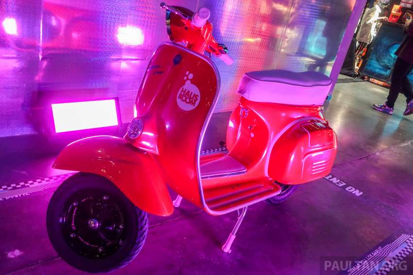 Two electric Vespa scoots for lucky draw prizes at 2022 Art of Speed Kustom and Kulture show, Serdang 1478951