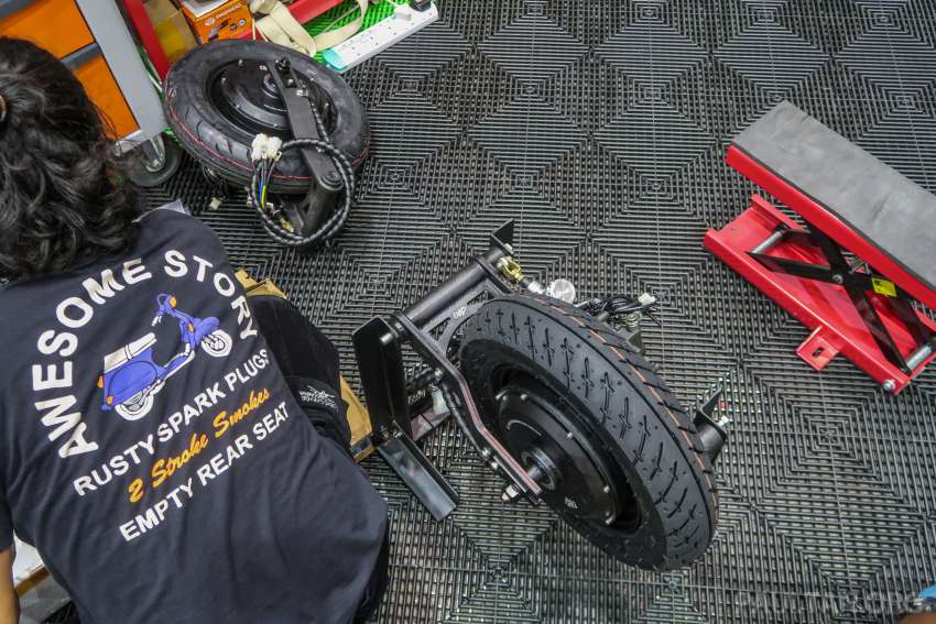 Two electric Vespa scoots for lucky draw prizes at 2022 Art of Speed Kustom and Kulture show, Serdang 1478942