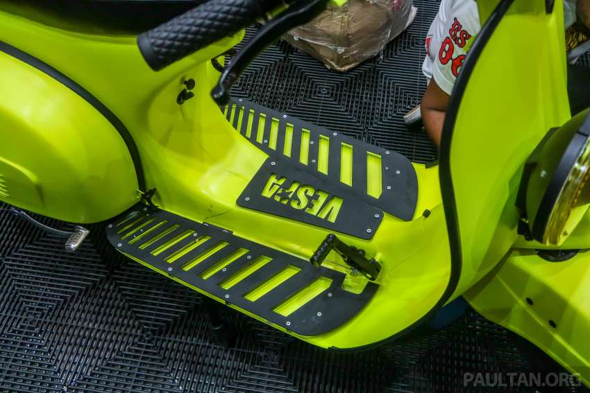 Two electric Vespa scoots for lucky draw prizes at 2022 Art of Speed Kustom and Kulture show, Serdang 1478944