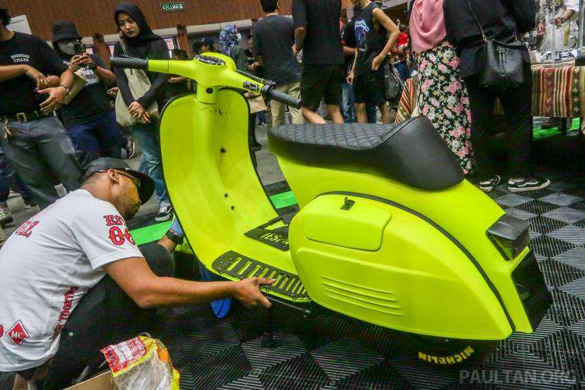 Two electric Vespa scoots for lucky draw prizes at 2022 Art of Speed Kustom and Kulture show, Serdang 1478947