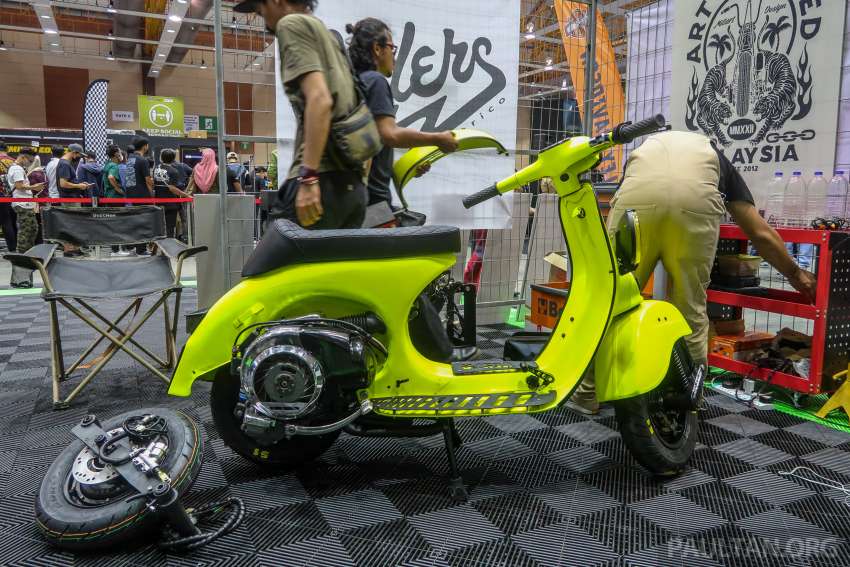 Two electric Vespa scoots for lucky draw prizes at 2022 Art of Speed Kustom and Kulture show, Serdang 1478948