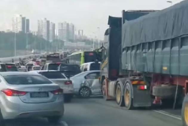 Malaysian lorry at Singapore causeway fails to stop, crashes into several vehicles; MOT is investigating