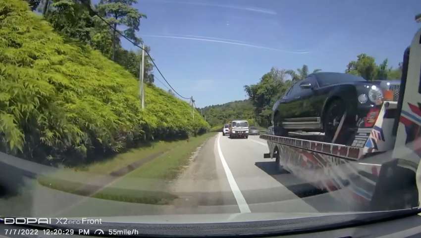 VIDEO: Polis iringi trak bawa kereta mewah dikesan memotong secara bahaya di laluan garisan berkembar 1489500