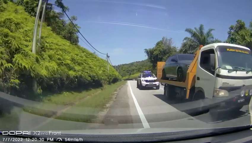VIDEO: Police escorting luxury cars on trucks caught on camera overtaking dangerously on a double line 1489467
