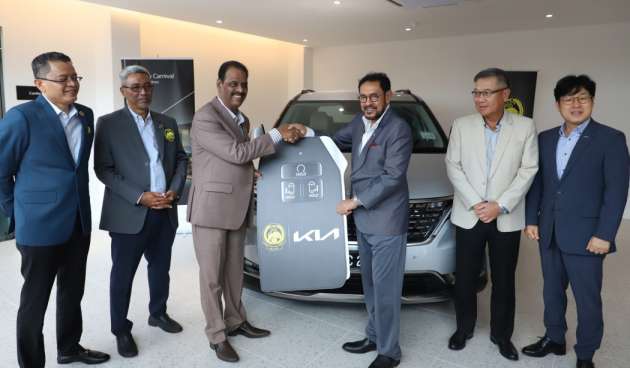 Dinamikjaya Motors partners with Football Association of Malaysia to sponsor three units of the Kia Carnival