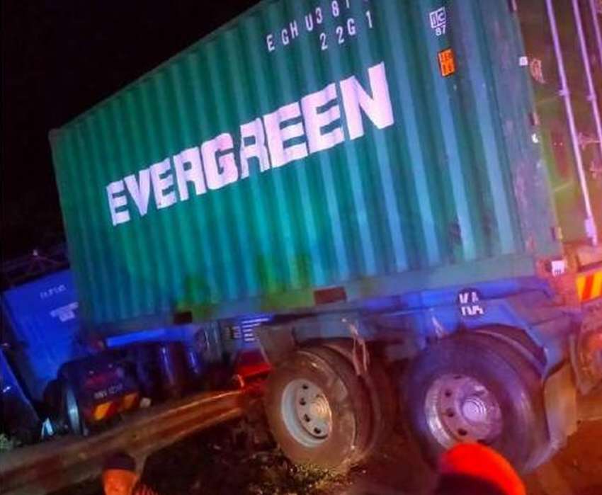 Container truck smashes into stalled Proton Exora being readied for towing on LPT – four dead in mishap 1505425