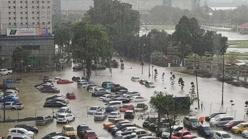 Johor Bahru hit by flash floods following two hours of heavy rain – cars submerged, water levels waist-high 1493463