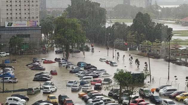 JB dilanda banjir kilat – beberapa jalan ditenggelami air hingga menyebabkan banyak kenderaan tersadai