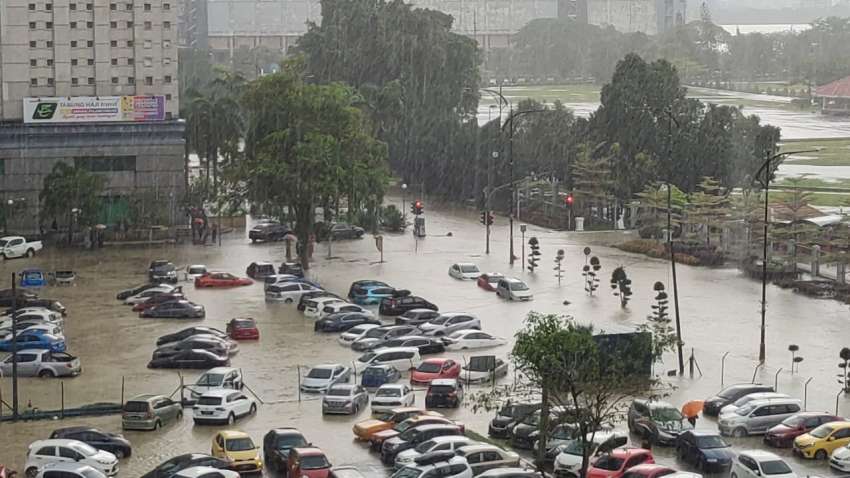 JB dilanda banjir kilat – beberapa jalan ditenggelami air hingga menyebabkan banyak kenderaan tersadai 1493477