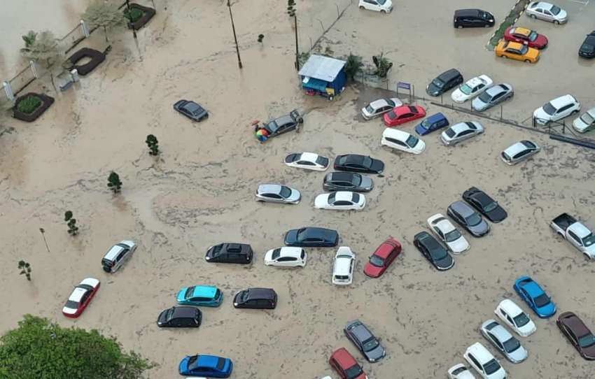 JB dilanda banjir kilat – beberapa jalan ditenggelami air hingga menyebabkan banyak kenderaan tersadai 1493478