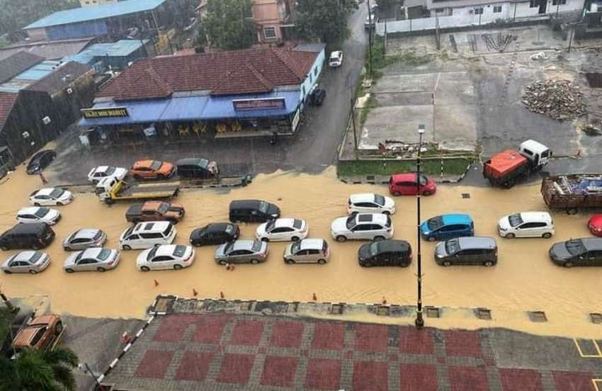 Johor Bahru hit by flash floods following two hours of heavy rain – cars submerged, water levels waist-high 1493466