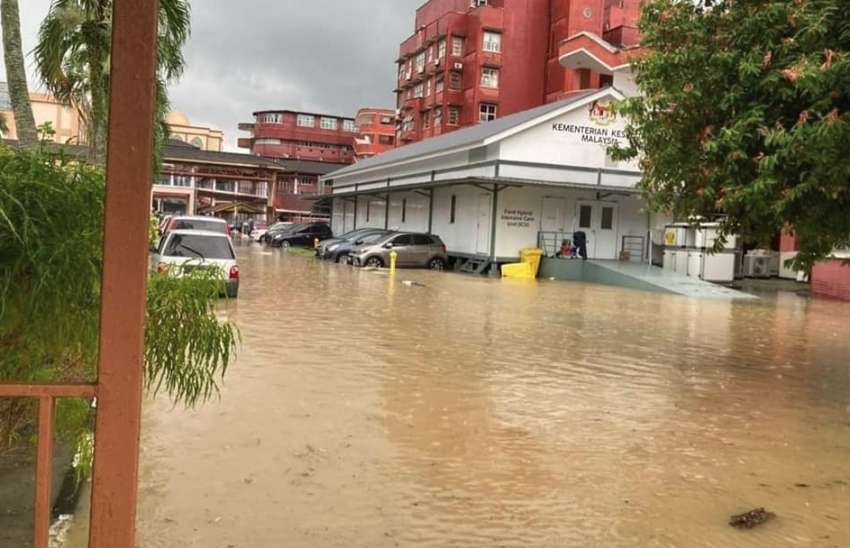 Johor Bahru hit by flash floods following two hours of heavy rain – cars submerged, water levels waist-high 1493467