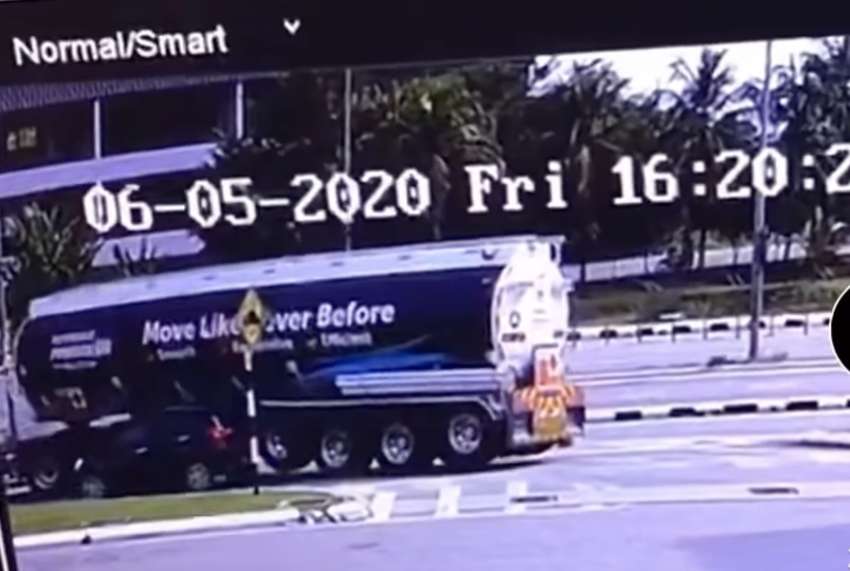 Perodua Myvi enters junction through fuel tanker blind spot, both collide – make sure you are in driver’s view 1494346