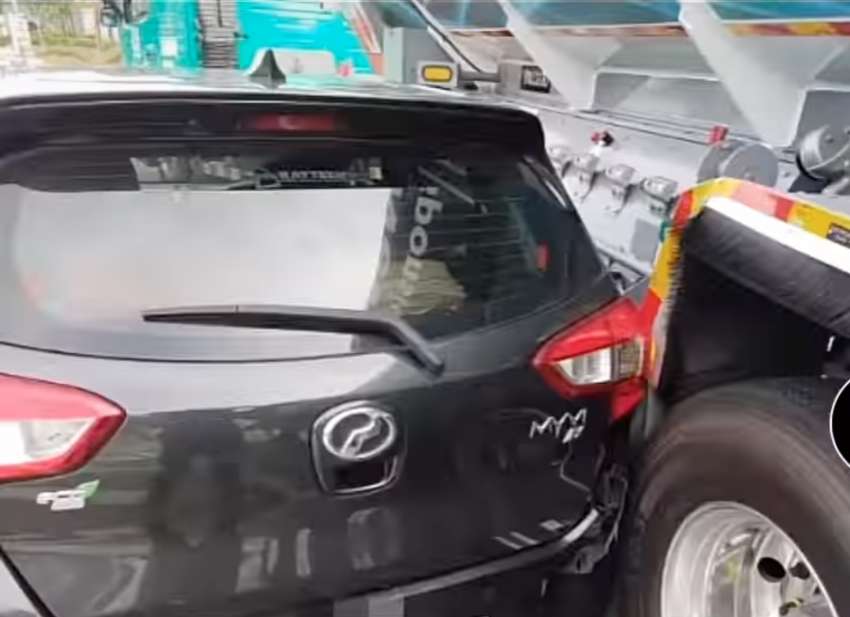 Perodua Myvi enters junction through fuel tanker blind spot, both collide – make sure you are in driver’s view 1494343