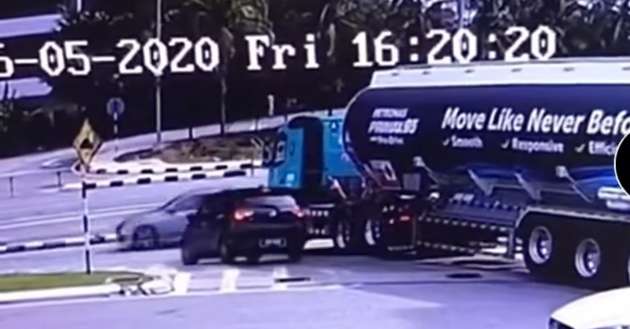 Perodua Myvi entre dans la jonction par l’angle mort du camion-citerne, les deux entrent en collision – assurez-vous d’être à la vue du conducteur
