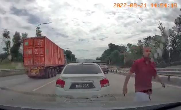 NKVE road rage – ‘bully’ tailed camcar, stopped Honda City in middle of highway to confront her, threw things