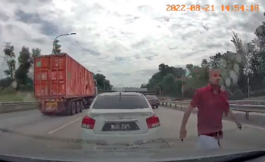 NKVE road rage – ‘bully’ tailed camcar, stopped Honda City in middle of highway to confront her, threw things 1503331
