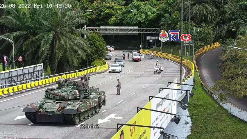 Malaysian Army battle tank breaks down along Jalan Damansara, on slip road near Carcosa to KL Sentral 1505029