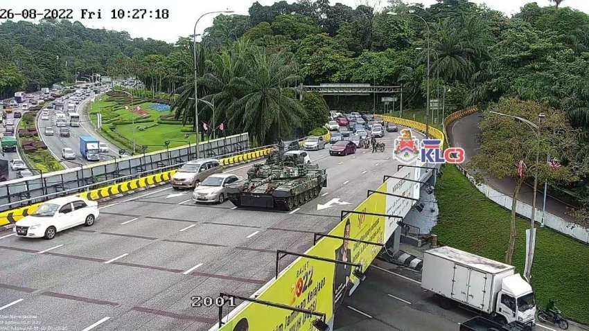 Malaysian Army battle tank breaks down along Jalan Damansara, on slip road near Carcosa to KL Sentral 1505015