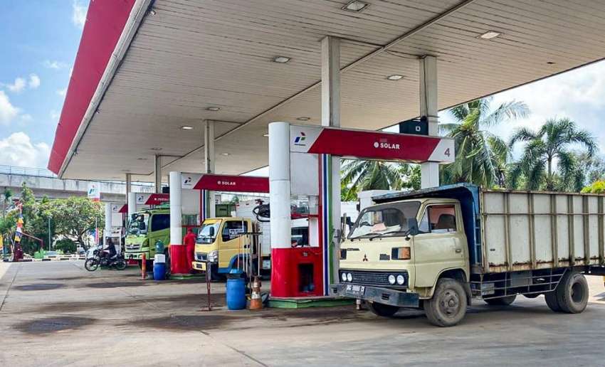 Indonesia may raise fuel prices by 30%, trim subsidy Image #1505299