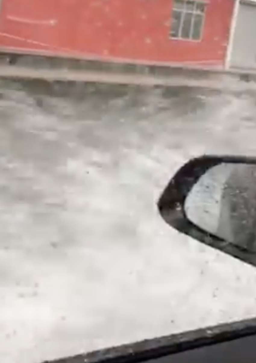 Electric cars cannot drive through floods? Watch this Tesla Model 3 go ‘swimming’ in Kuantan, Pahang 1493533